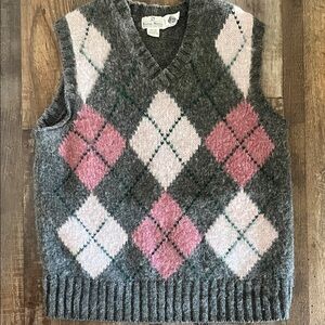 Neiman Marcus Wool Gray and Pink Argyle V-Neck Sweater